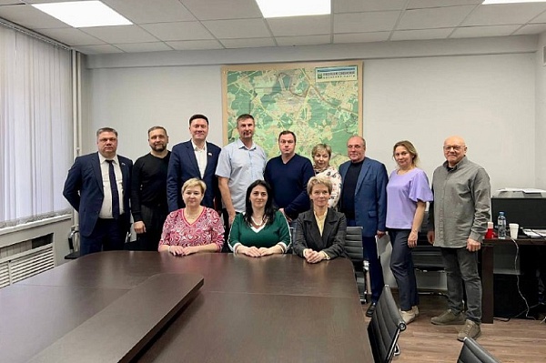 На рабочей встрече депутата МГД и депутатов Сосенского обсудили вопросы ЖКХ, благоустройства и развития транспорта